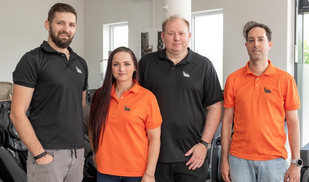 Il team dietro Massage Chair World: Ionel Radu, Manuela Radu, Michael Roedeske, Marco Libi